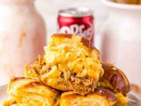 Crockpot Pulled Pork Mac & Cheese Sliders