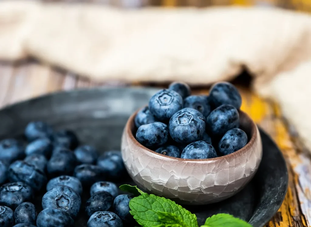 These are 4 reasons why you should eat blueberries every single day!
