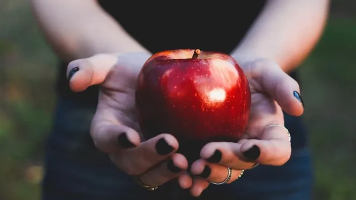Do you rinse an apple before eating it